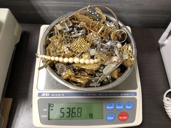 １円～ メッキ 大量 まとめて まとめ売り 約1kg リング ブレスレット ブローチ イヤリング カフス等 ゴールド シルバー アクセサリー_画像7