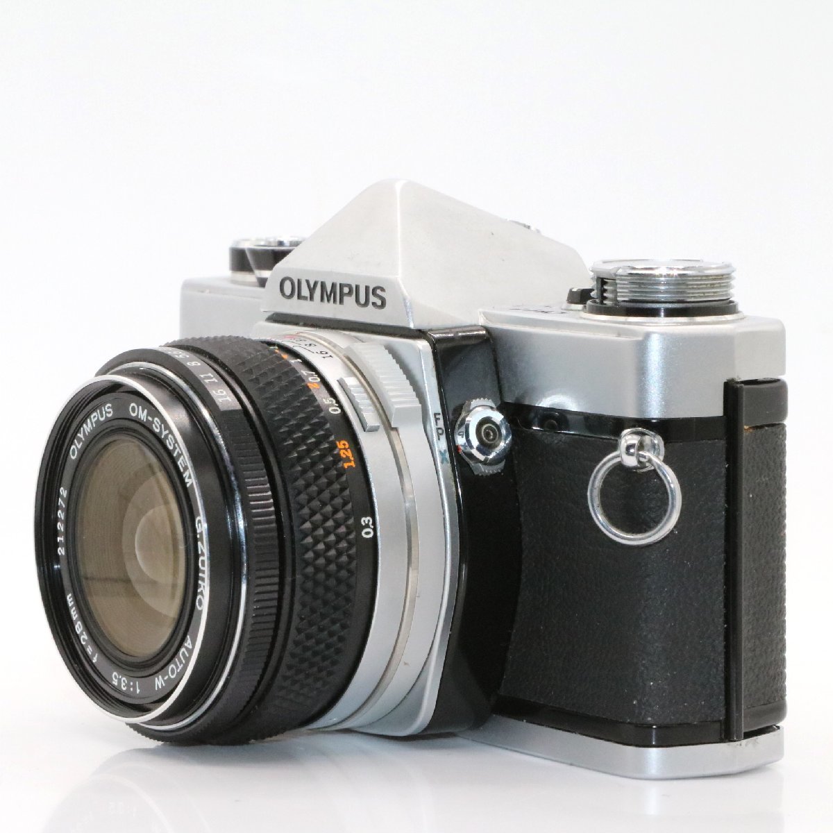 美品 OLYMPUS OM-1 MD シルバー 一眼レフフィルムカメラ OM-SYSTEM ZUIKO AUTO-W 28mm f3.5 広角 単焦点 マニュアルレンズ スナップ仕様_画像2