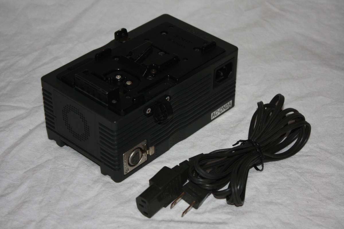 SONY　AC-DN2B　カメラ直付ACアダプター兼バッテリーチャージャー （検索：PXW-、PMW-、HXR-、DSR-、HVR-、Panasonic、AJ-PX、BC-L50）