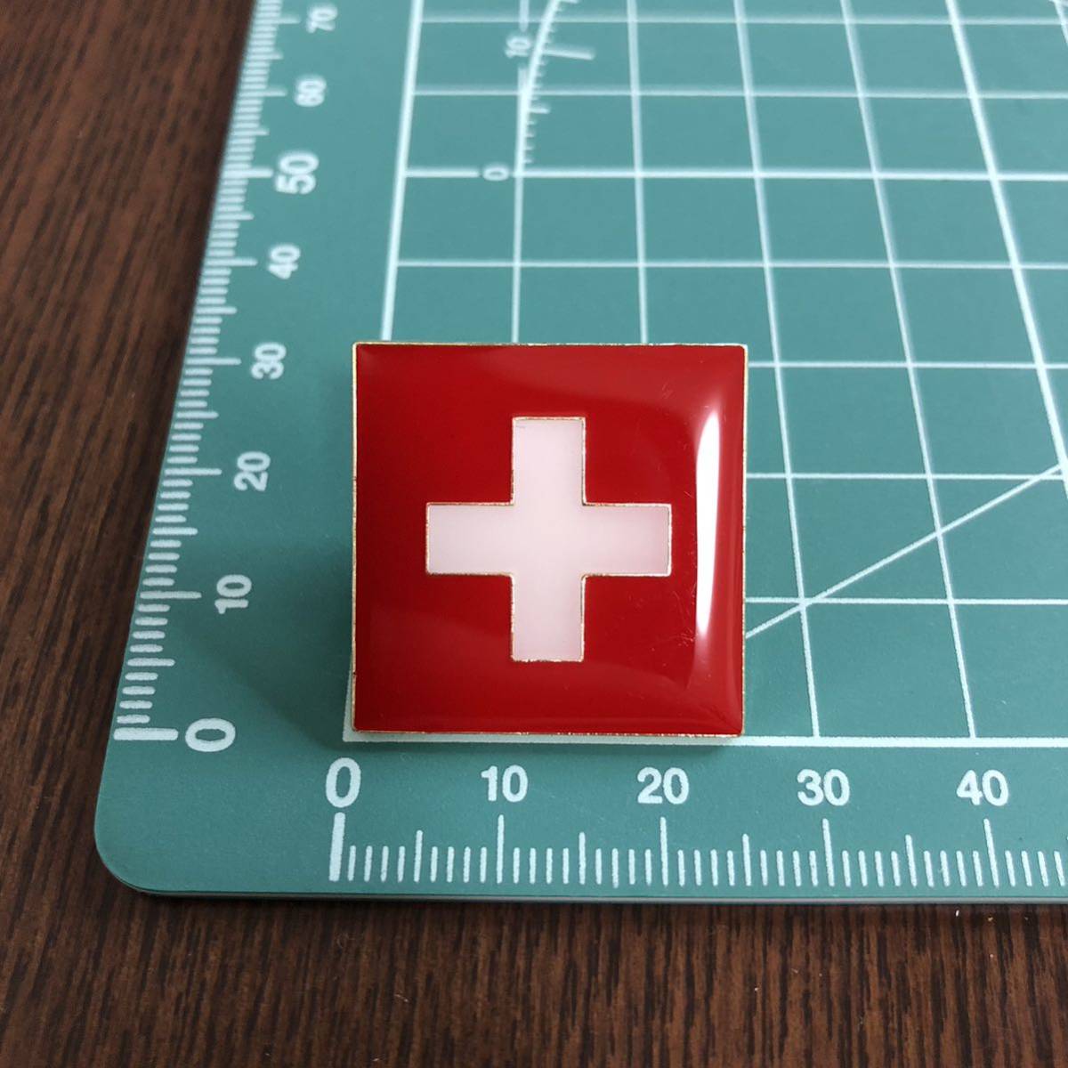 スイス 国旗 十字架 ピンバッジ ピンズ_画像1