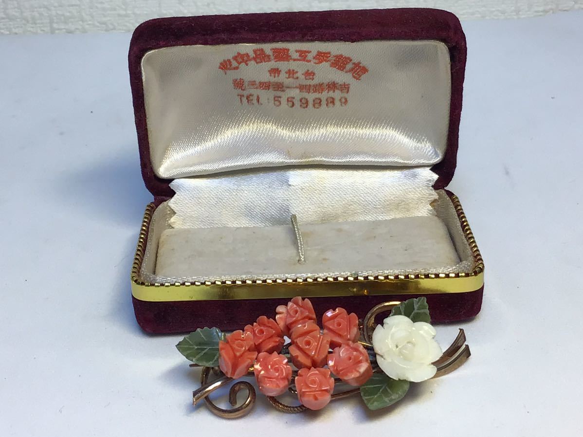 【智】珊瑚 サンゴ ？帯留め 花彫刻 和装小物 着物 帯飾り アクセサリ 台湾 手工芸 箱付 詳細不明 現状品_画像2