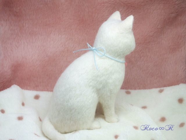 *Roco∞R*羊毛フェルト★白猫の子猫★バレンタイン 猫 ネコ ハンドメイド ぬいぐるみ 置物 ハート チャーム インテリア_画像5