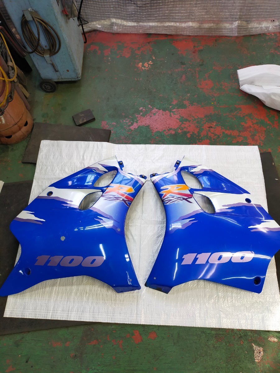 スズキ GSX-R1100 水冷 GU75A アンダーカウル左右セット 白青 _画像1