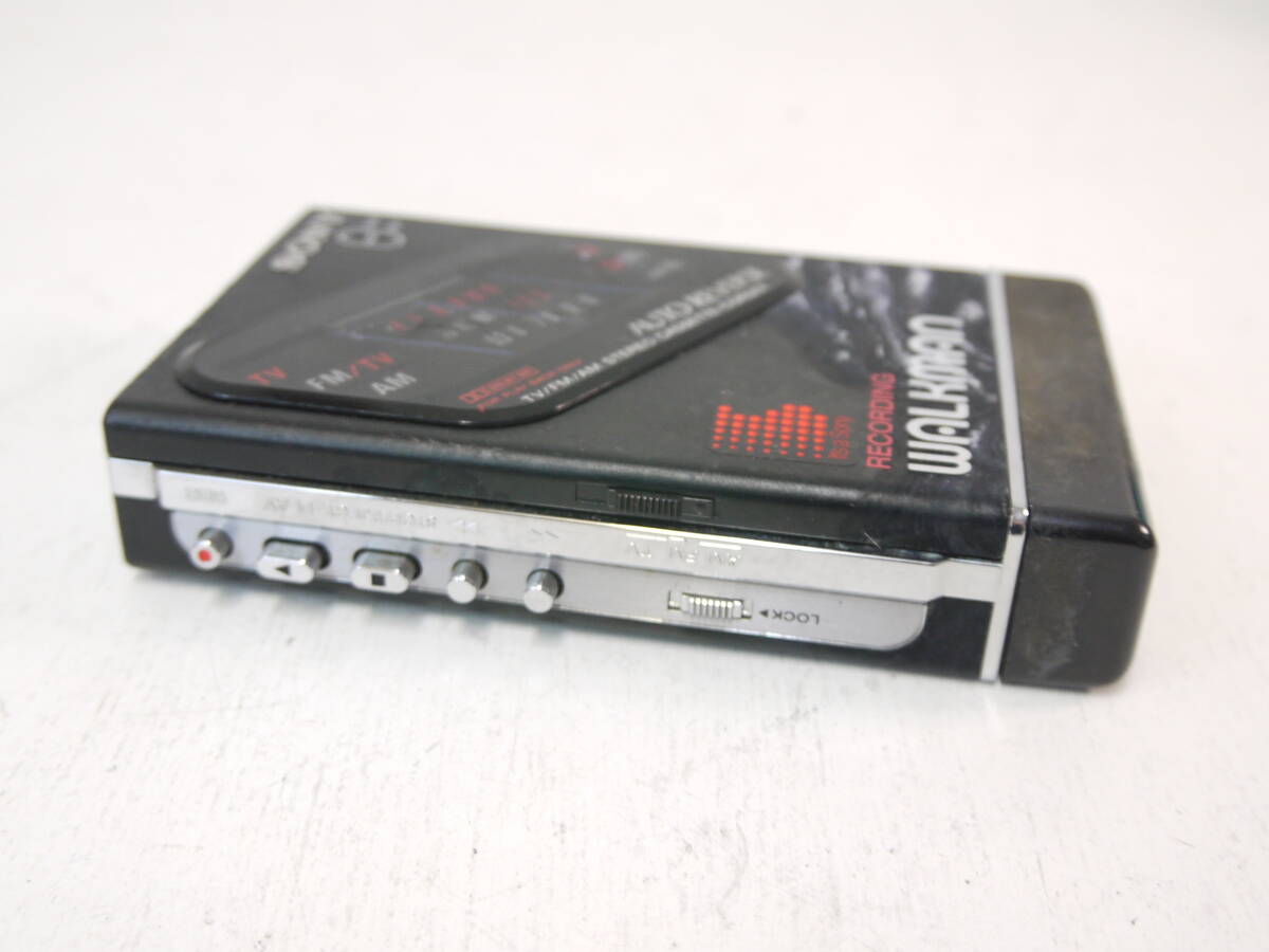 29 SONY RECORDING WALKMAN WM-F203 ソニー TV/FM/AMステレオカセットレコーダー レコーディングウォークマン ジャンク _画像3