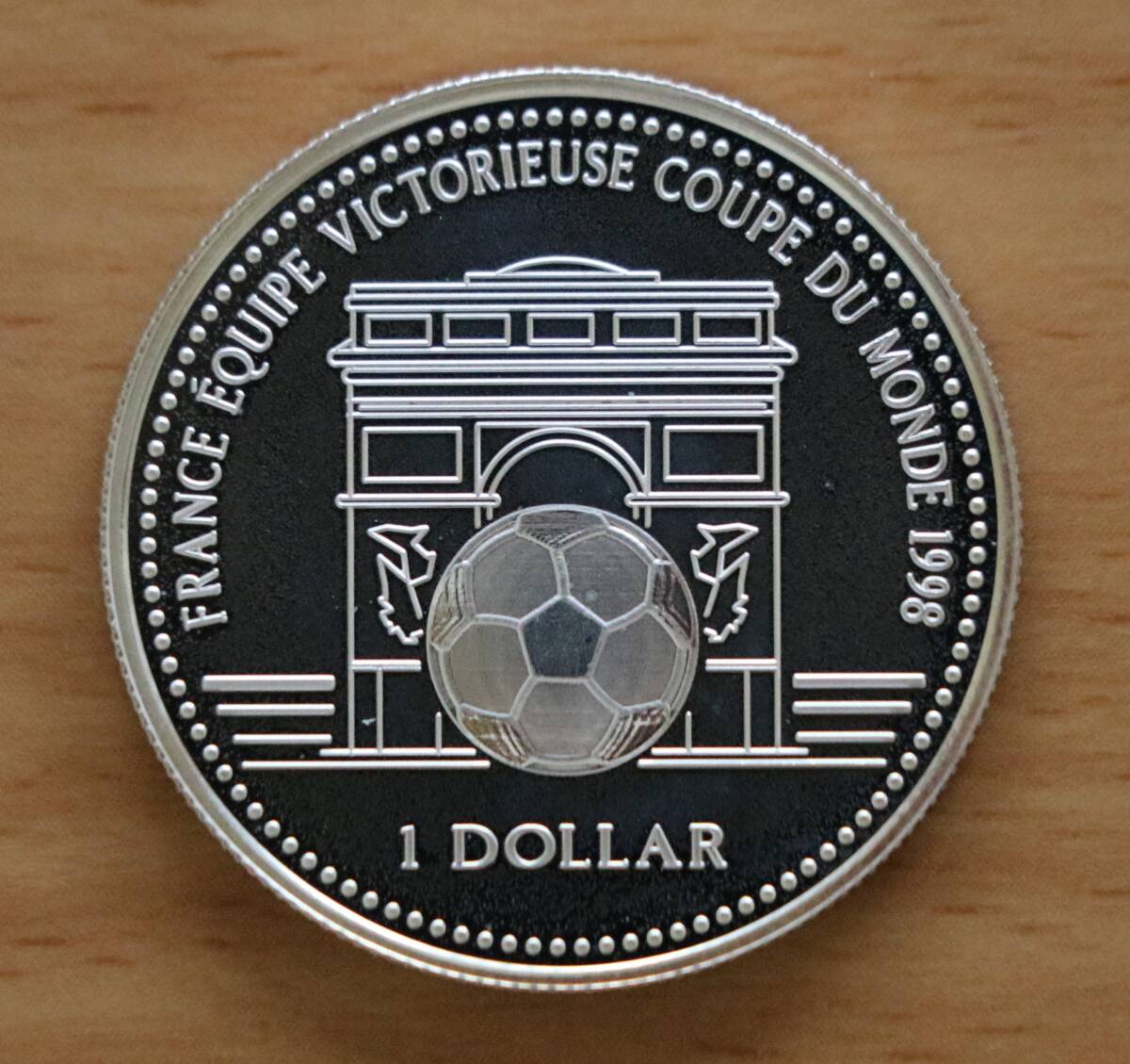 希少品！　クック諸島　1ドル銀貨　プルーフ　1998年　1998 FIFAワールドカップ　直径30.01mm　量目10.02g　1円スタート_画像1