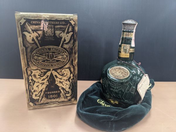 未開栓 ROYAL SALUTE ロイヤル サルート 21年 700mlブランデー 緑/グリーン 陶器ボトル 洋酒 古酒 箱・保管袋あり（M6836）_画像1