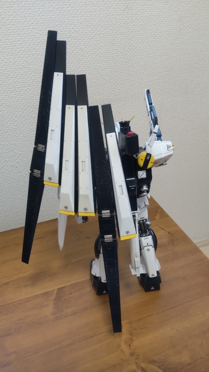 塗装完成品バンダイ MG 1/100 機動戦士ガンダム 逆襲のシャア RX-93 νガンダム ニューガンダム 塗装完成品 プラモデル_画像4