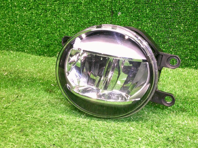 4kurudepa H28年 ハリアー DBA-ZSU60W 左 フォグ ランプ ライト 81220-48050 ＬＥＤ KOITO バンパー取付タイプ ZSU65 ASU60 [ZNo:06001649]_画像2