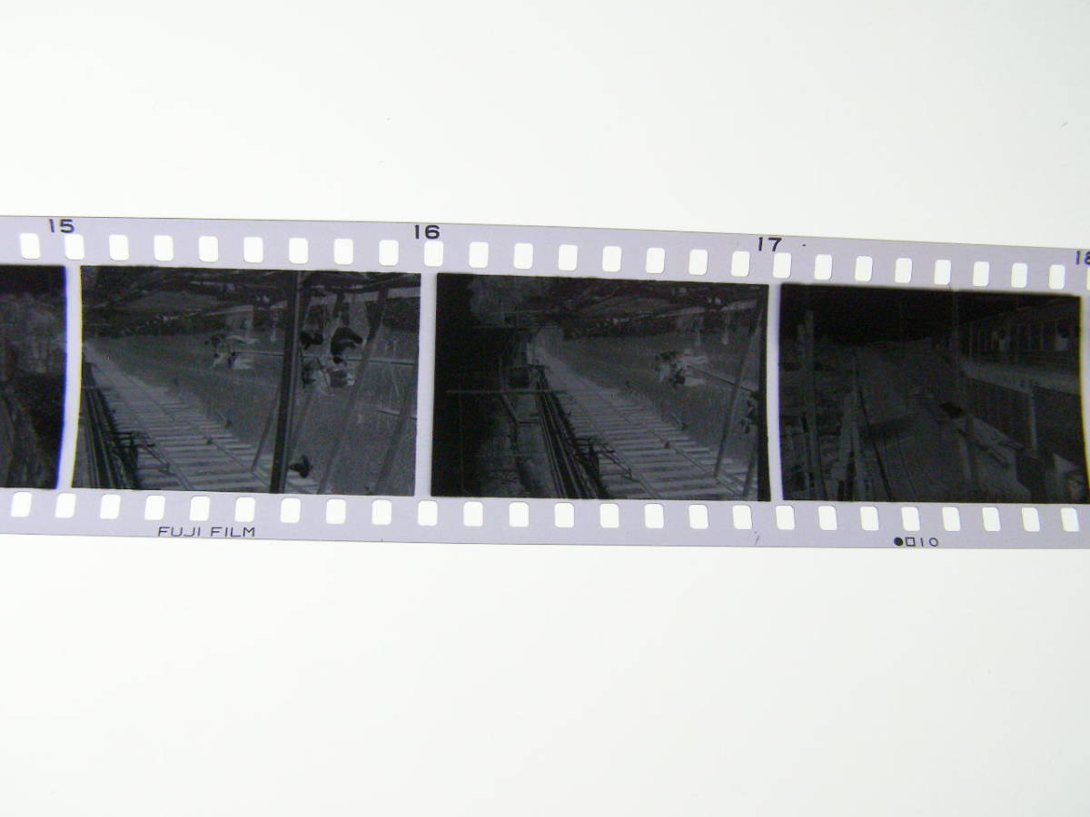 (B23)534 写真 古写真 鉄道 鉄道写真 東急 東急電鉄 東横線 鉄道工事 昭和36年頃 フィルム 変形 白黒 ネガ まとめて 6コマ _画像3