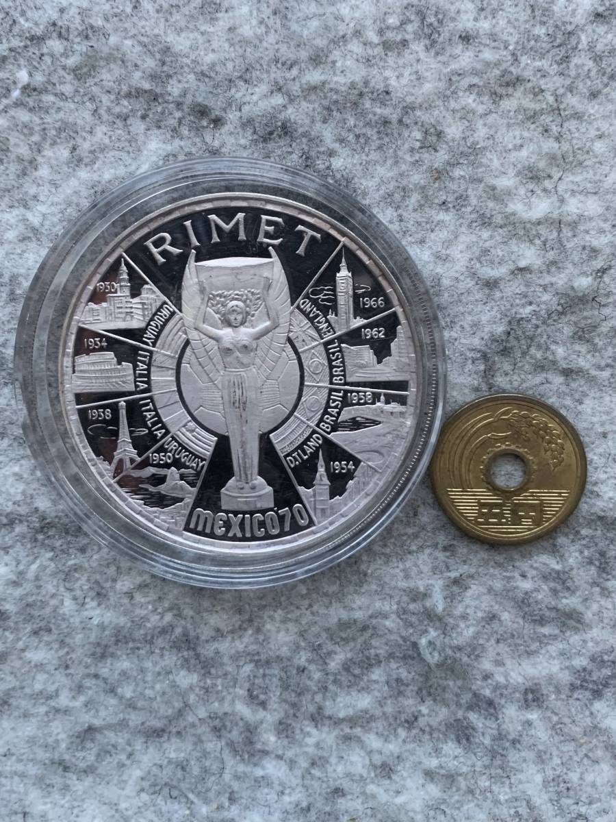 赤道ギニア　1970年　ワールドカップメキシコ大会記念　　200 ペセタ大型プルーフ銀貨（直径約52mm）_5円硬貨と大きさ比較