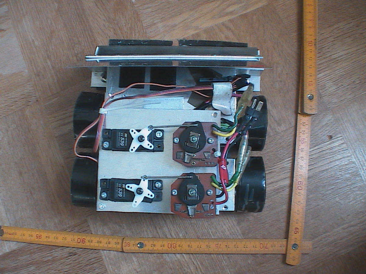 相撲ロボット フレーム（モータ、ブレード、サーボ付き） 四輪駆動 送料込みの画像1