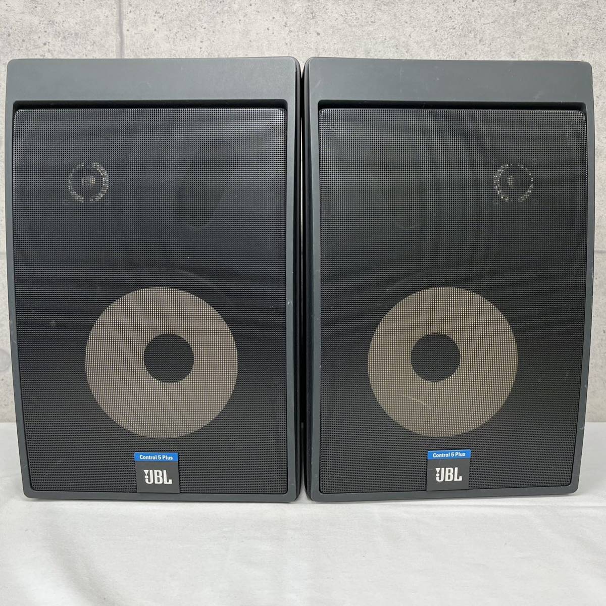 &【JBL/ジェイビーエル】CONTROL 5 PLUS/コントロール5プラス スピーカー ペア 070808016 ブックシェルフ型 現状品 オーディオ_画像1