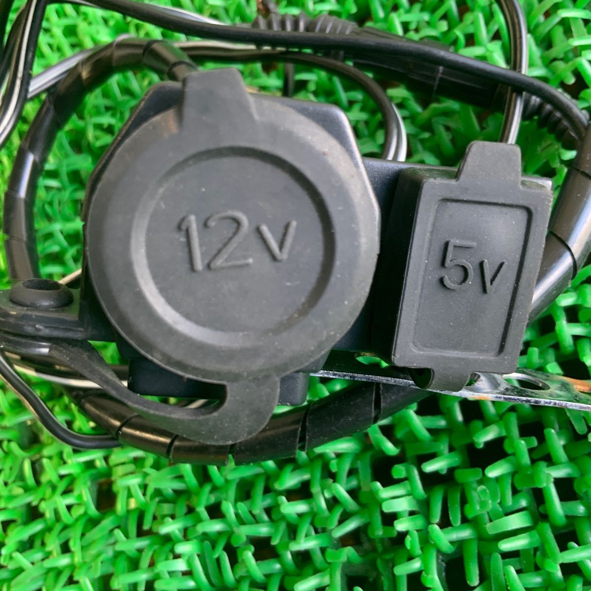 7-689R　MCシグナル　DCステーション　12V　シガーソケット　5V　USB　中古　部品　バイク_画像3