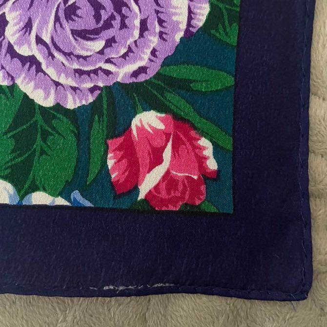 未使用タグ付きKENZO 花柄　スカーフ　シルク100% 紺　紫　青　赤　ピンク　緑　大判　絹　ケンゾー_画像8