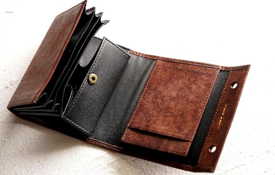 IRIDESCENT製エムピウのミッレフォッリエと同じ型の日本製二つ折り財布
