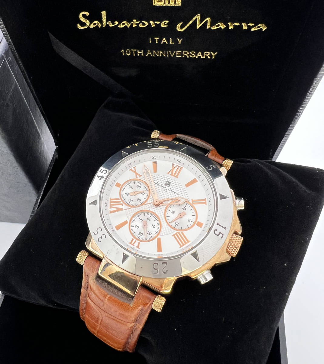 稼働 箱付き Salvatore Marra サルバトーレマーラ SM-9028SS クォーツ 白文字盤 クロノグラフ メンズ腕時計 の画像1