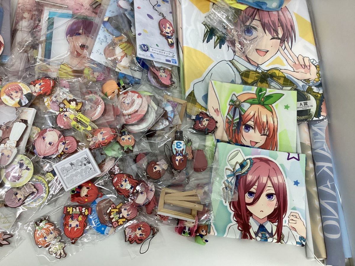 【同梱不可/現状】 五等分の花嫁 グッズ まとめ売り 缶バッジ クリアファイル フィギュア アクスタ タペストリー マルチクロス 他_画像4