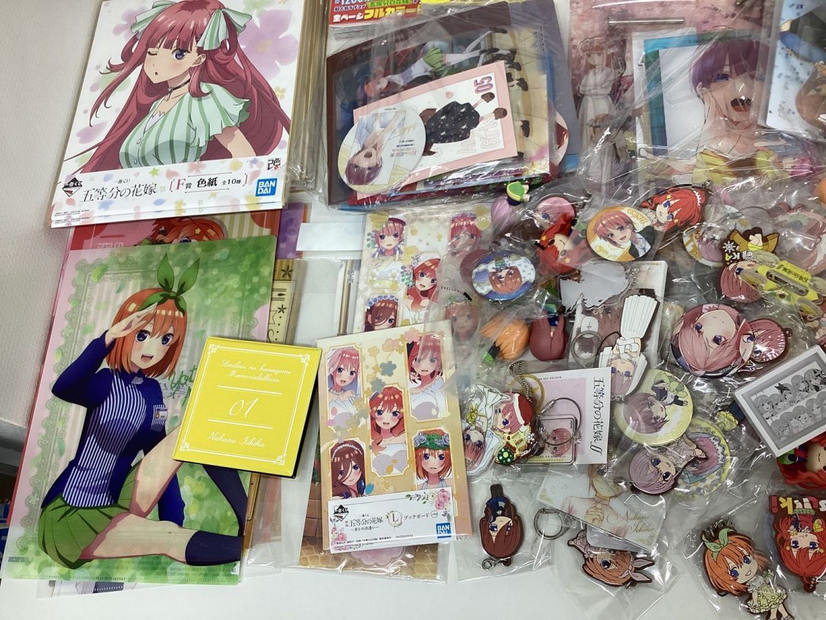 【同梱不可/現状】 五等分の花嫁 グッズ まとめ売り 缶バッジ クリアファイル フィギュア アクスタ タペストリー マルチクロス 他_画像5