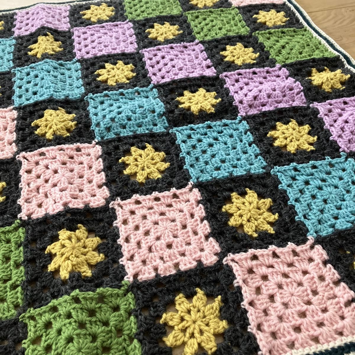 ハンドメイド カラフルモチーフつなぎ かぎ針編み 膝掛け マルチ ハンドメイド カラフルモチーフつなぎ かぎ針編み 膝掛け マルチ