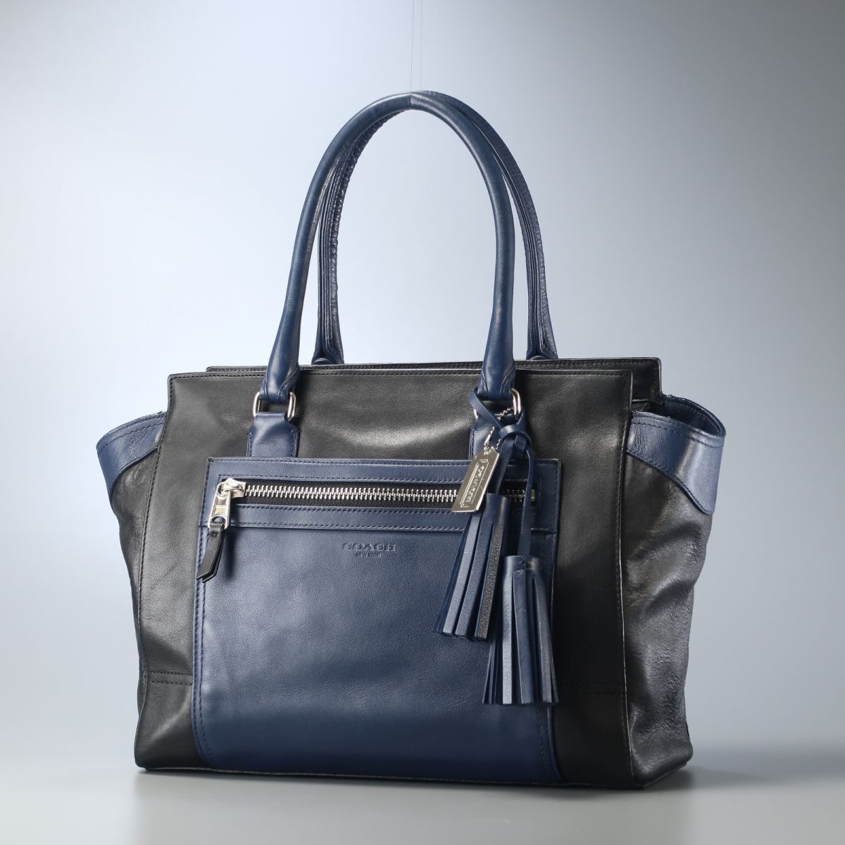 MG0661△COACH コーチ*レザー*レガシー 19909*Legacy*タッセル*トートバッグ*ハンドバッグ*手提げ*鞄*ネイビー×ブラック_画像1