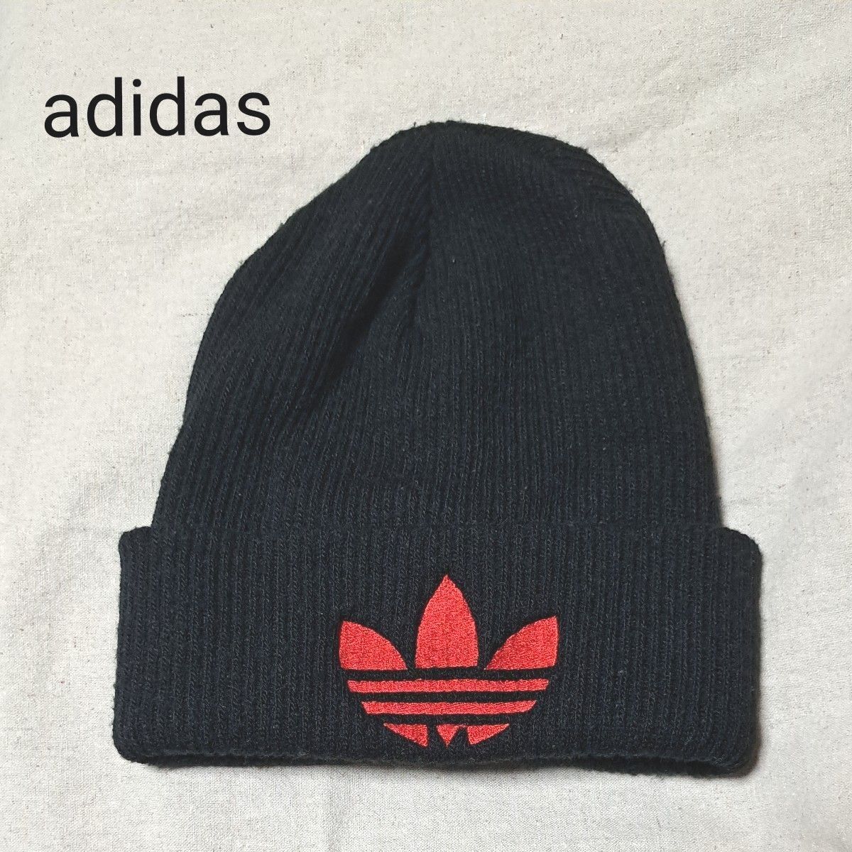 adidas アディダス ニット帽 ビーニー ブラック/レッド刺繍