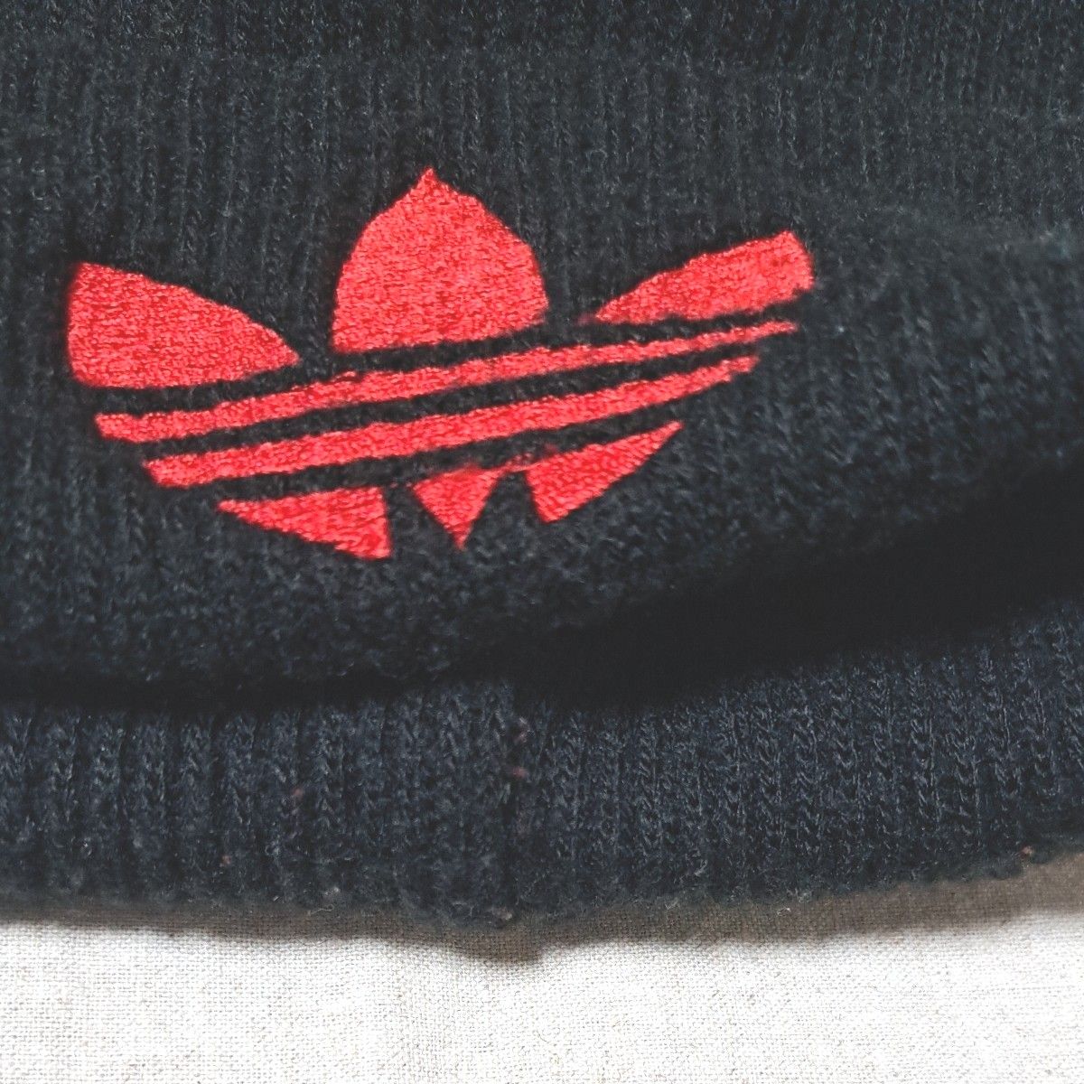 adidas アディダス ニット帽 ビーニー ブラック/レッド刺繍