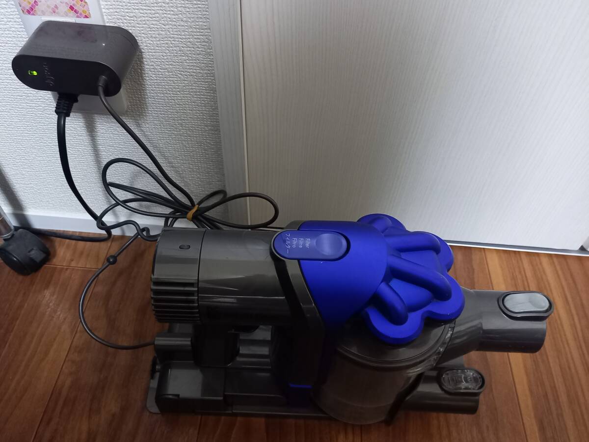 【ジャンク】dyson Dyson 掃除機 DC35 コードレスクリーナー 掃除機本体 充電台兼用ACアダプター パイプ ヘッド 付き_ACアダプタ通電確認