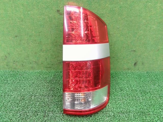 ノア　DBA-AZR60G　右テールランプ　LED　パネル付　1D4　シルバー　※送料込※　※北海道・沖縄・離島送料要確認_画像1