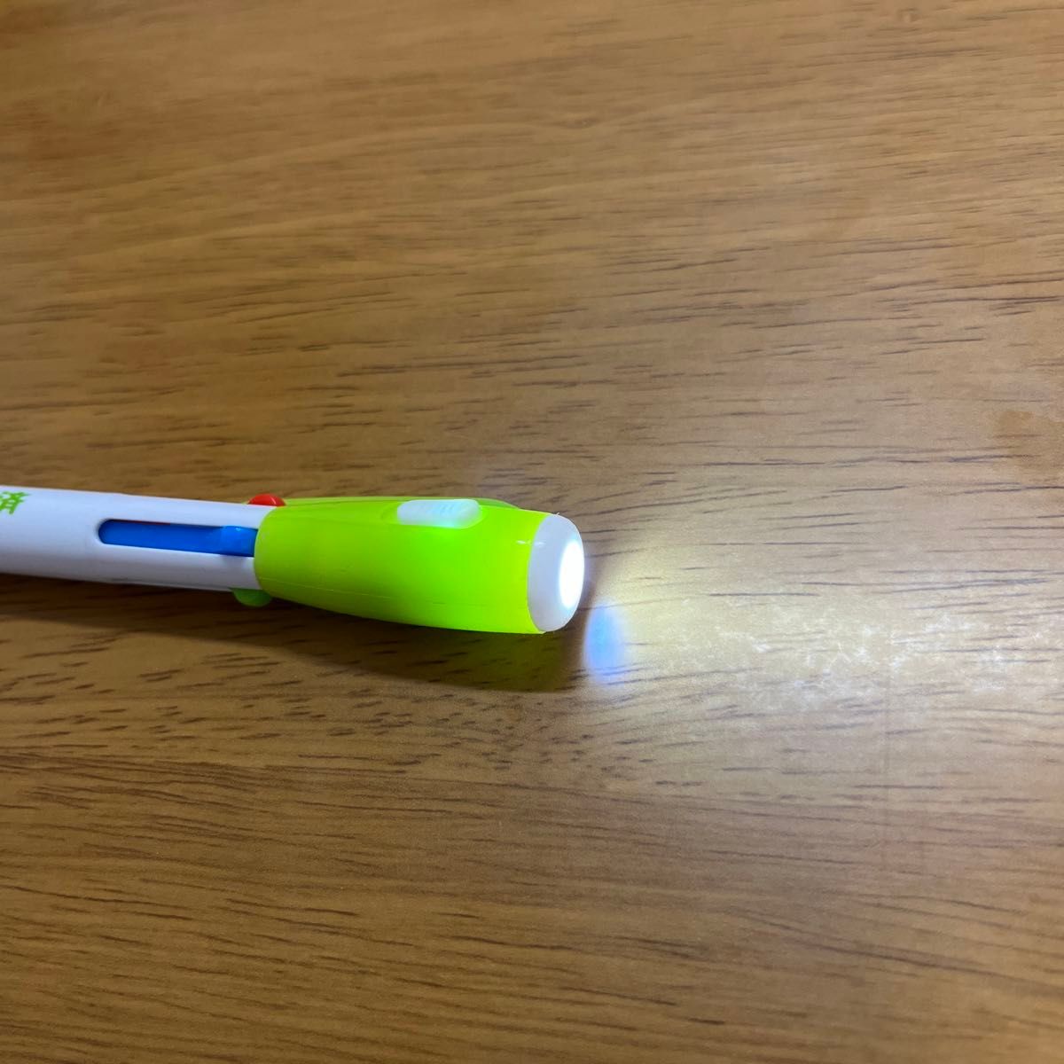 【お得】ライト付き4色ボールペン　2本（青、黄緑）　　赤　青　緑　黒の4色　LEDライト　JR共済　 ボールペン