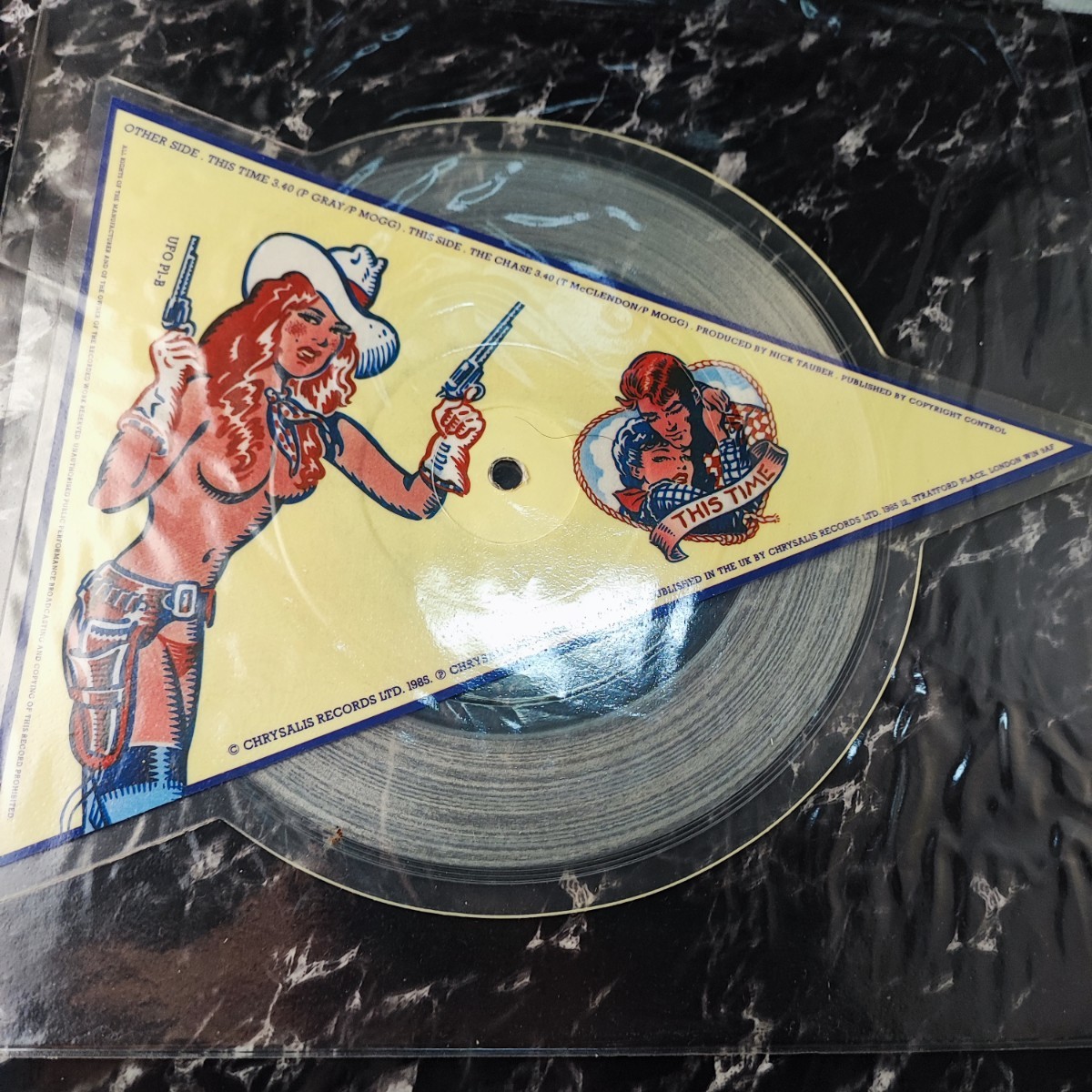 UFO THIS TIME UK盤　パッチ　UFO This time 7" cut-out picture disc single._画像1