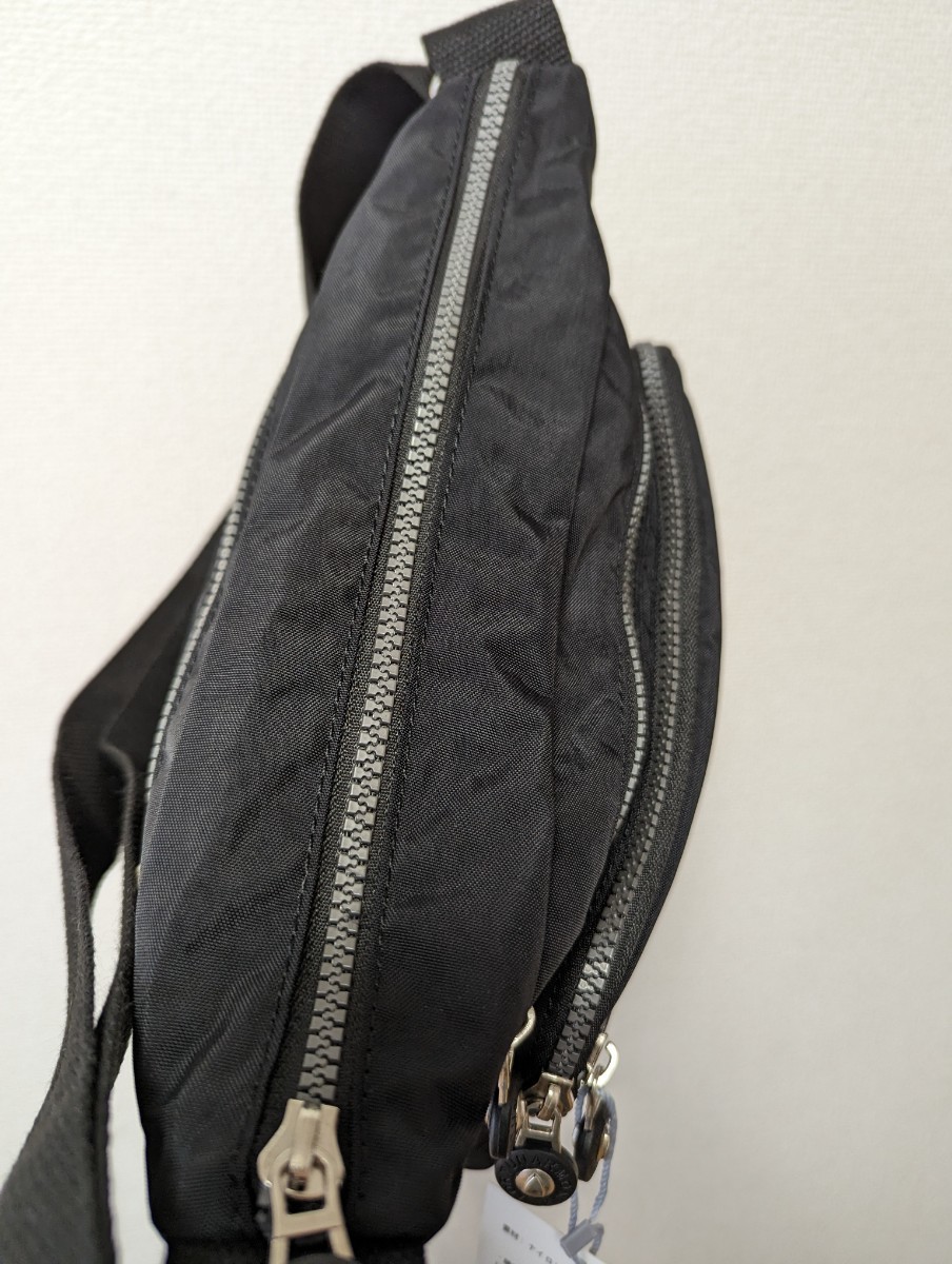  water-repellent shoulder bag nylon bag . walk walking travel black diagonal .. man and woman use travel 