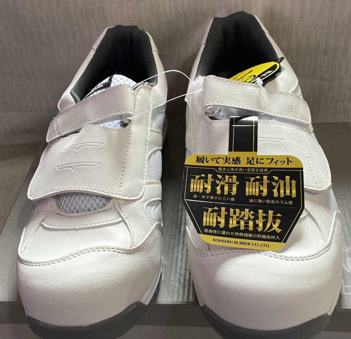  safety sneakers safety shoes 29cm 4EEEE.. rubber white series color steel made . core oil resistant bottom enduring slipping enduring .. pulling out . bending .~~~~ unused goods 