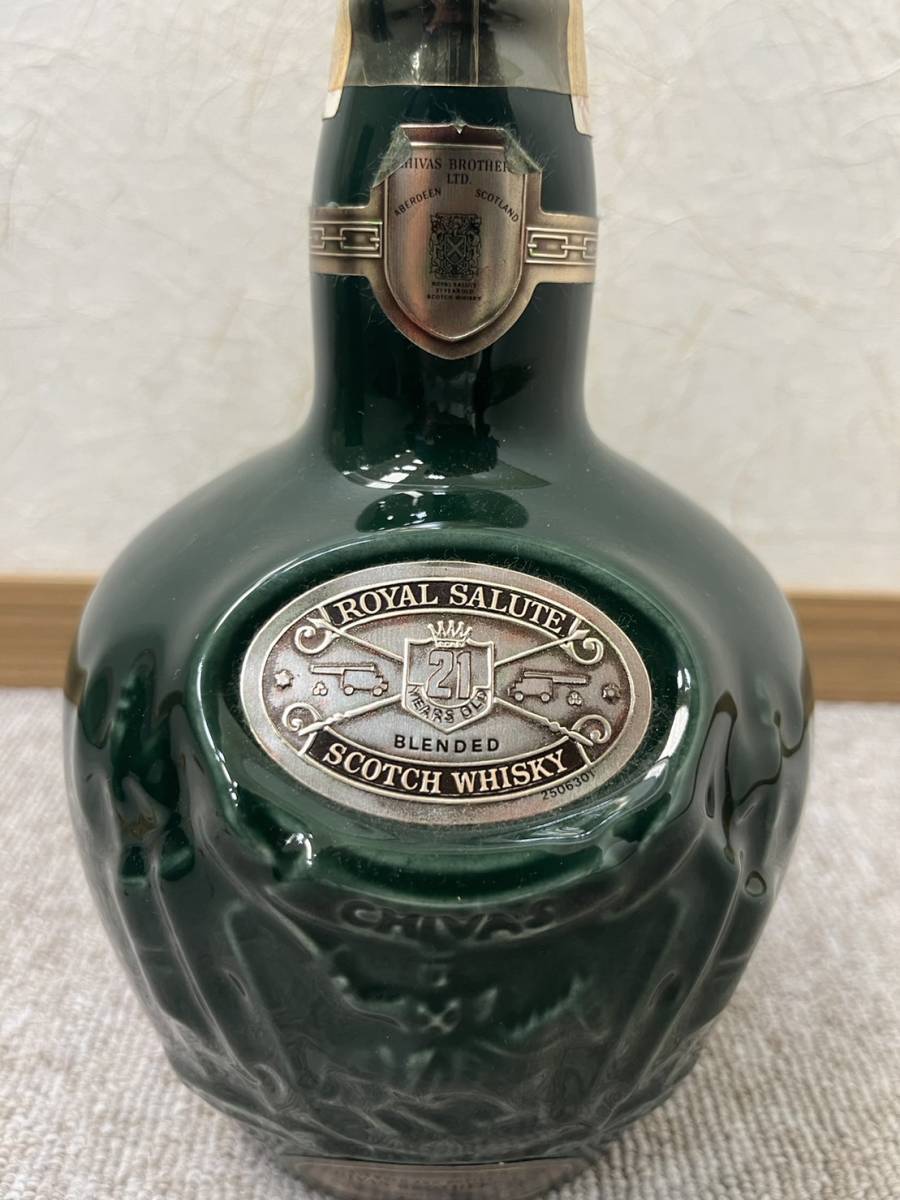 【RSA-2268】【1円～】CHIVAS BROTHERS LTD 700ml 40度 ROYAL SALUTE 21年 ロイヤルサルート グリーンボトル 陶器ボトル 保管品 現状品_画像4