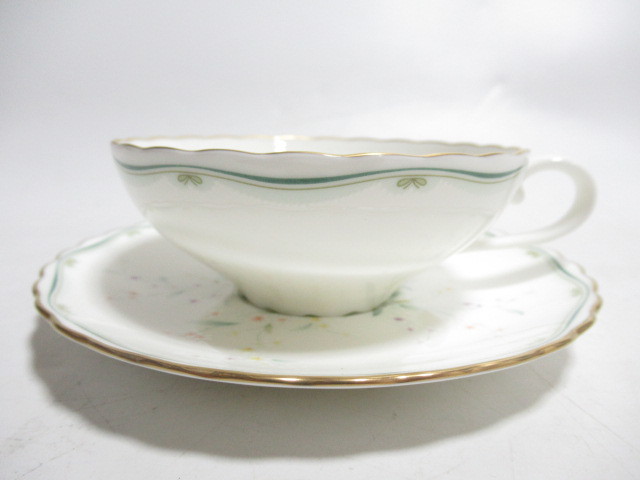 [fe0 BY7234] 未使用 Noritake Bone China ノリタケ 小花柄 ティーカップ & ソーサー 　カップ_画像2