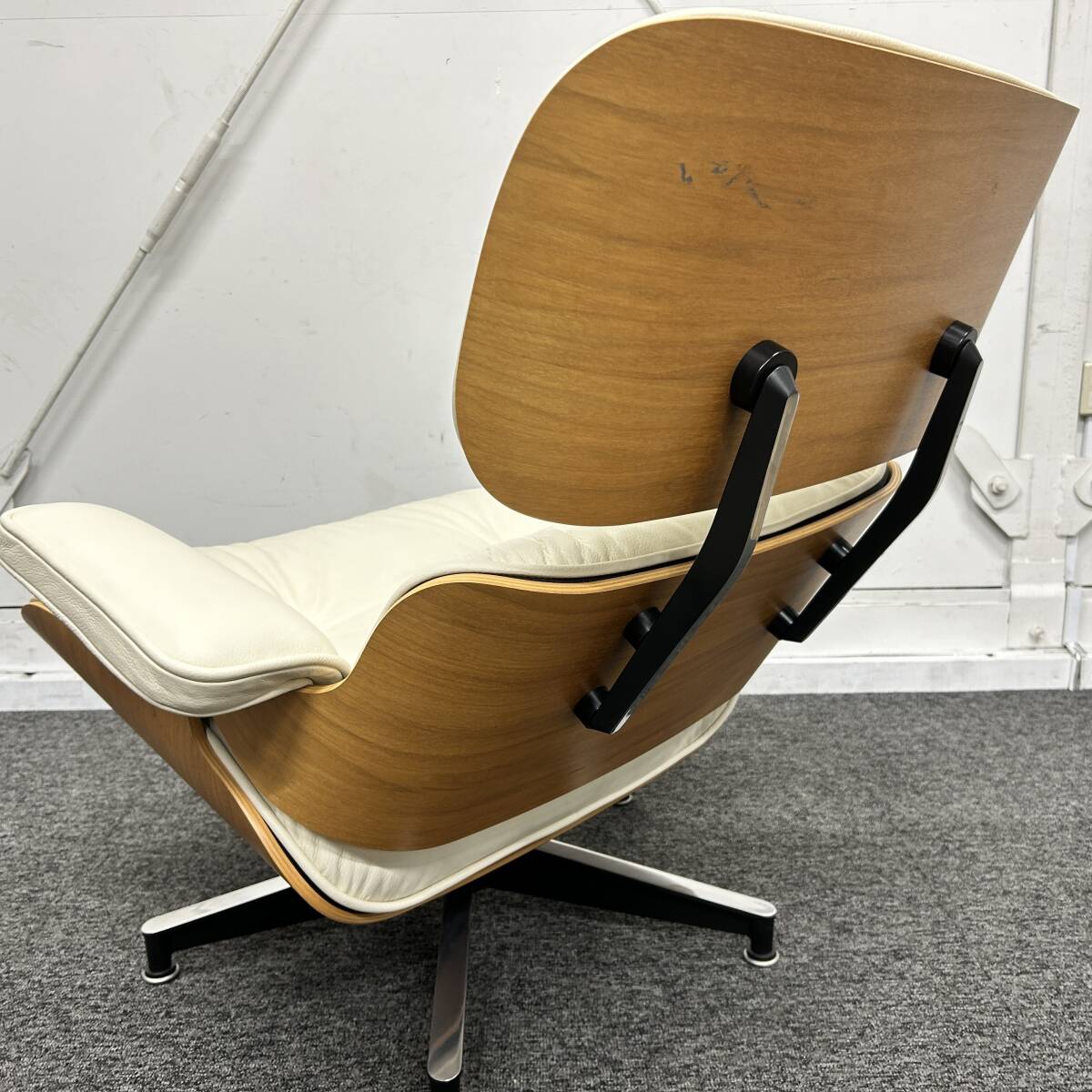 【中古】Herman Miller　ハーマンミラー　イームズラウンジチェア　レザー　アイボリー　一人掛けソファ　オットマンなし_画像8