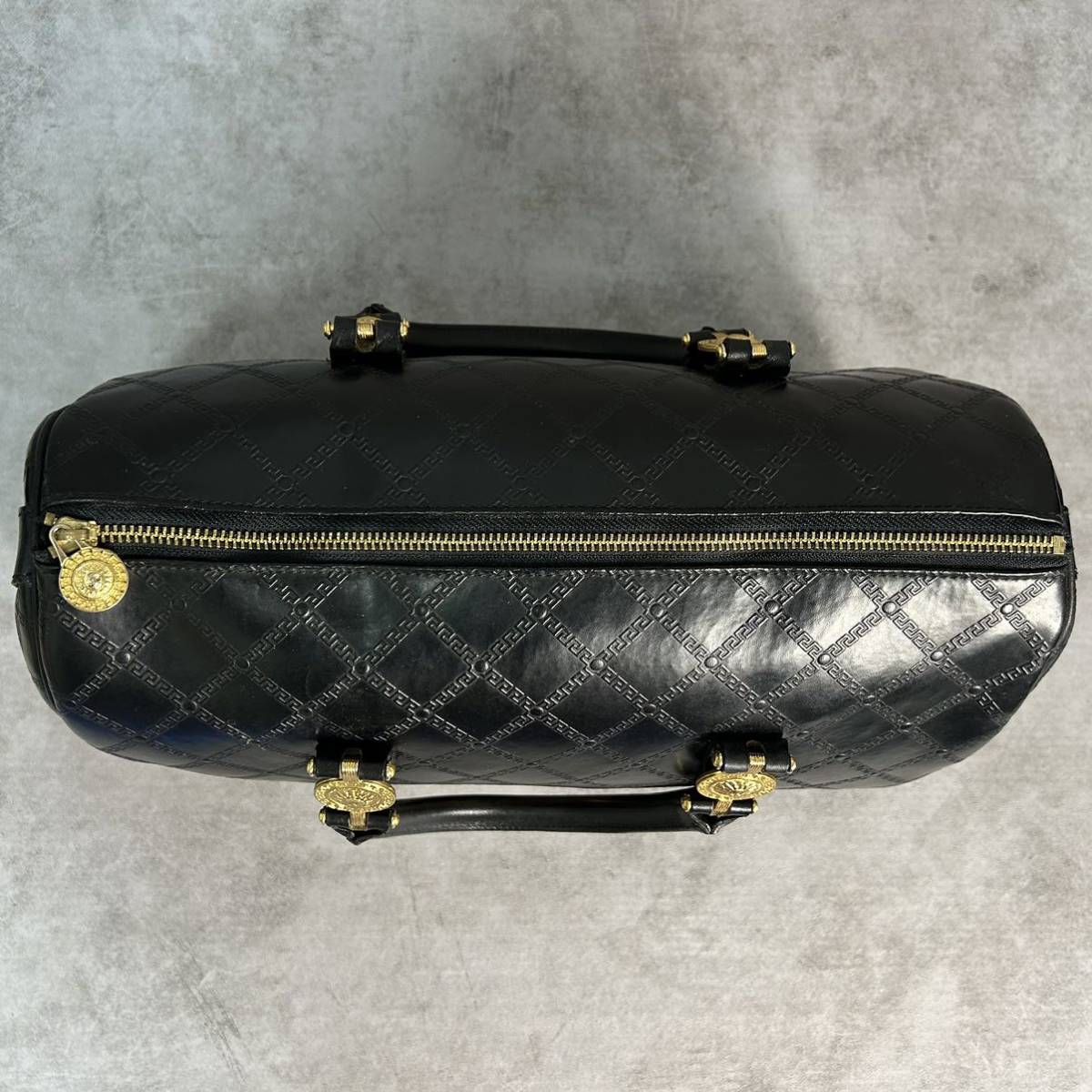 極美品●GIANNI VERSACE ジャンニ ヴェルサーチ サンバースト 太陽神 ミニ ボストンバッグ ハンドバッグ PVC レザー 黒 ゴールド金具 高級_画像6