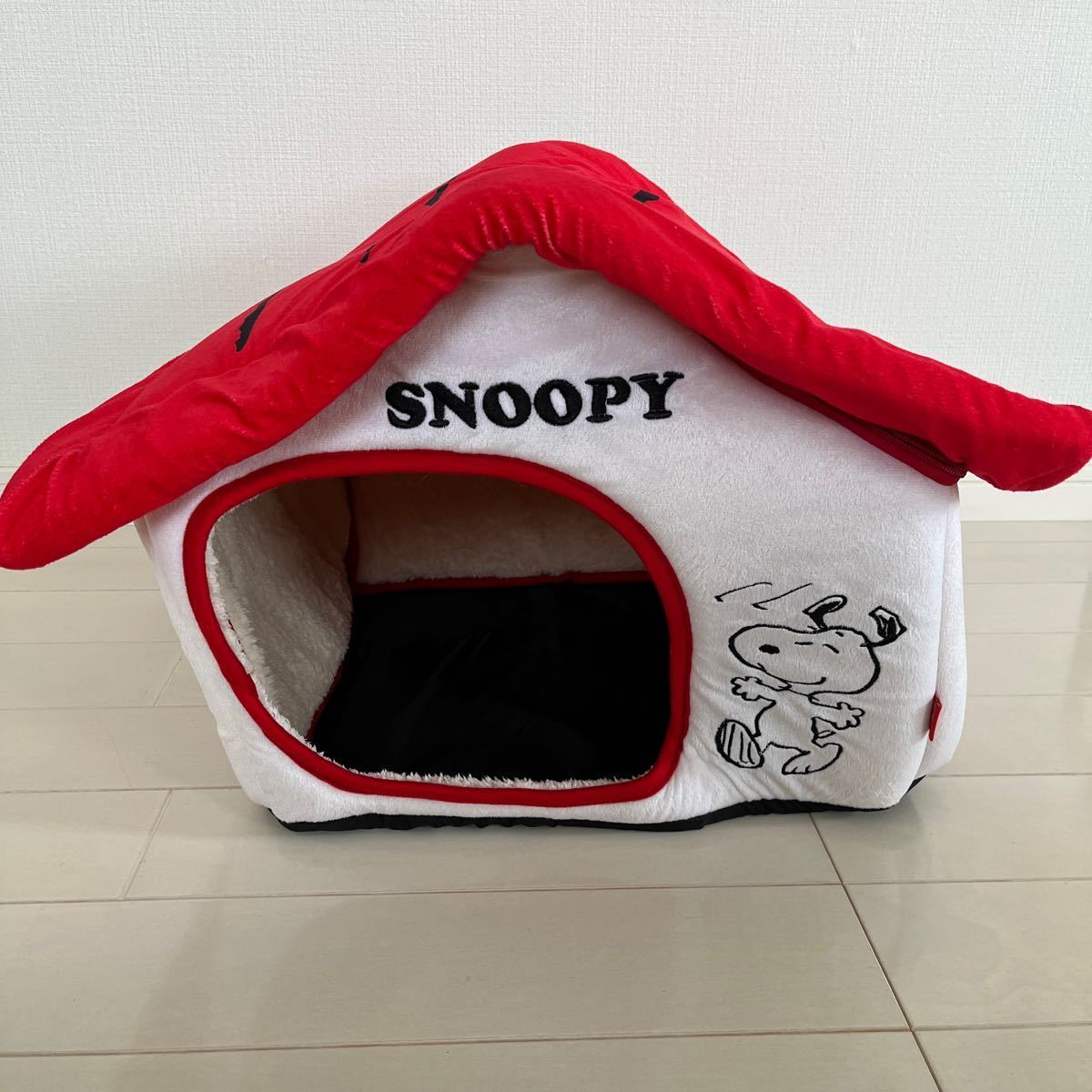 スヌーピー/Snoopy柄 ペットハウス 犬 猫 ピーナッツ漫画 ペット三角小屋 家型 洗える ふわふわ ベッド角型Ｍサイズ サイズ36*36*40ｃｍ