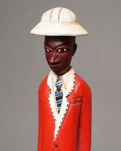 アフリカ　コートジボワール　コロン人形　XLサイズ　No.28　レッドジャケットの男性　木彫り　立像　アフリカ雑貨　彫刻_画像4