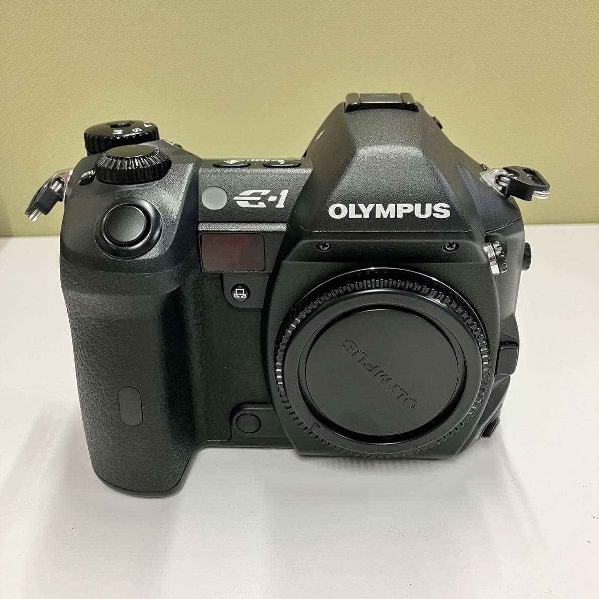 【現状品】OLYMPUS E-1　ブラック デジタル一眼レフカメラ　ボディ+レンズ+フラッシュ+バッテリー等セット　一部動作確認済み_画像2