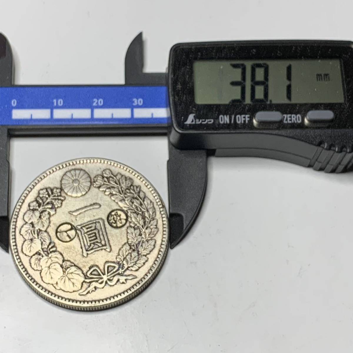 新1円銀貨　明治27年　荘印あり　丸銀　大日本　菊紋 貨幣 硬貨 大型　竜 貿易銀　一円銀貨　古銭 銀貨_画像4