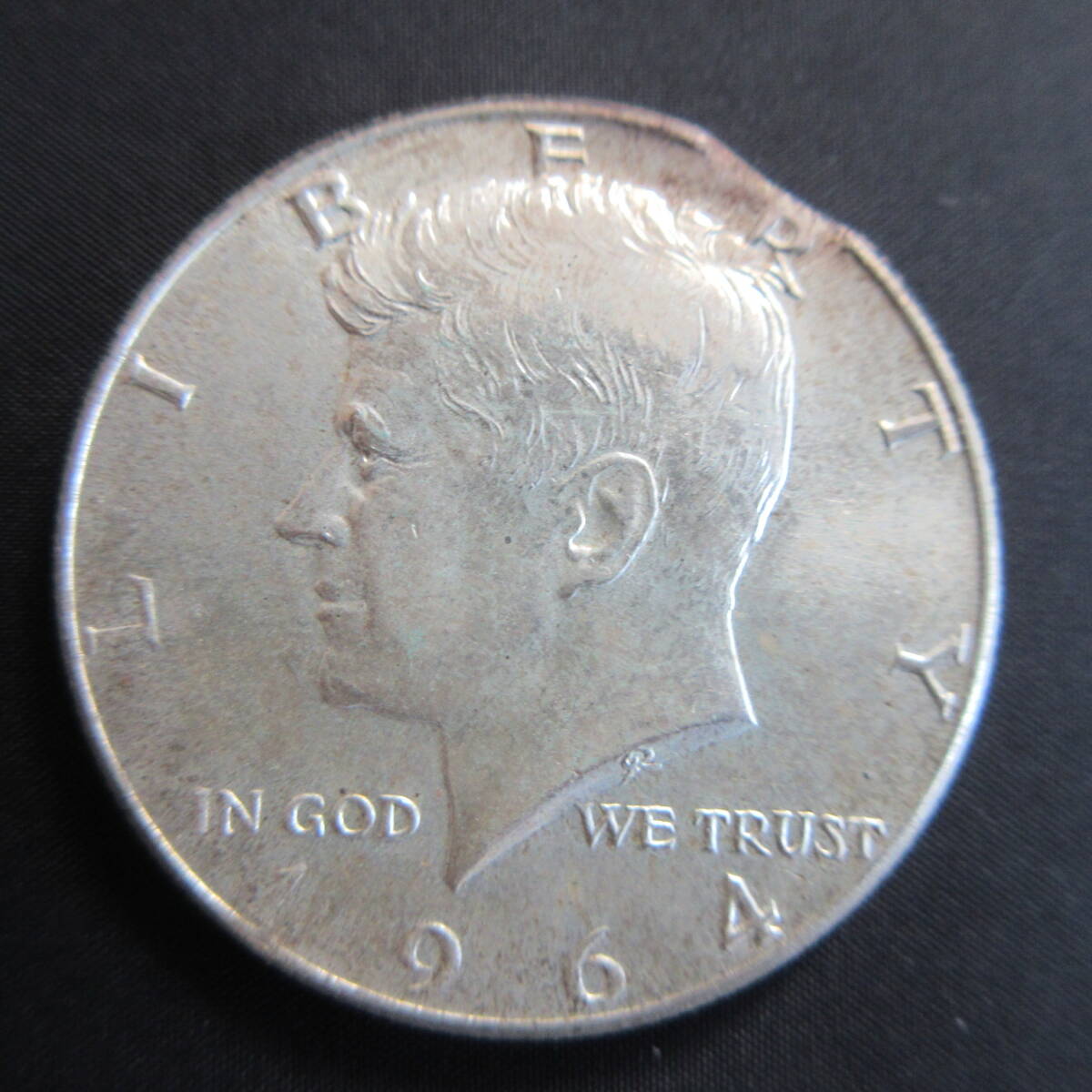 KM202　1964年　アメリカ　ケネディ50セント銀貨　SV900　縁カケ　エラー銭_画像1