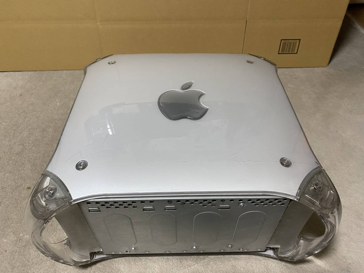 PowerMacintosh G4 QuickSilver 不動_正面左側。下側に椅子の脚が当たった傷が。