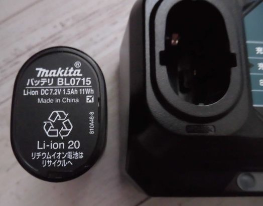 新品 純正 マキタ 7.2V BL0715 バッテリー 純正 充電器 DC07SB のセット 純正バッテリー 充電式ペンインパクトドライバー TD022DSHX_画像2