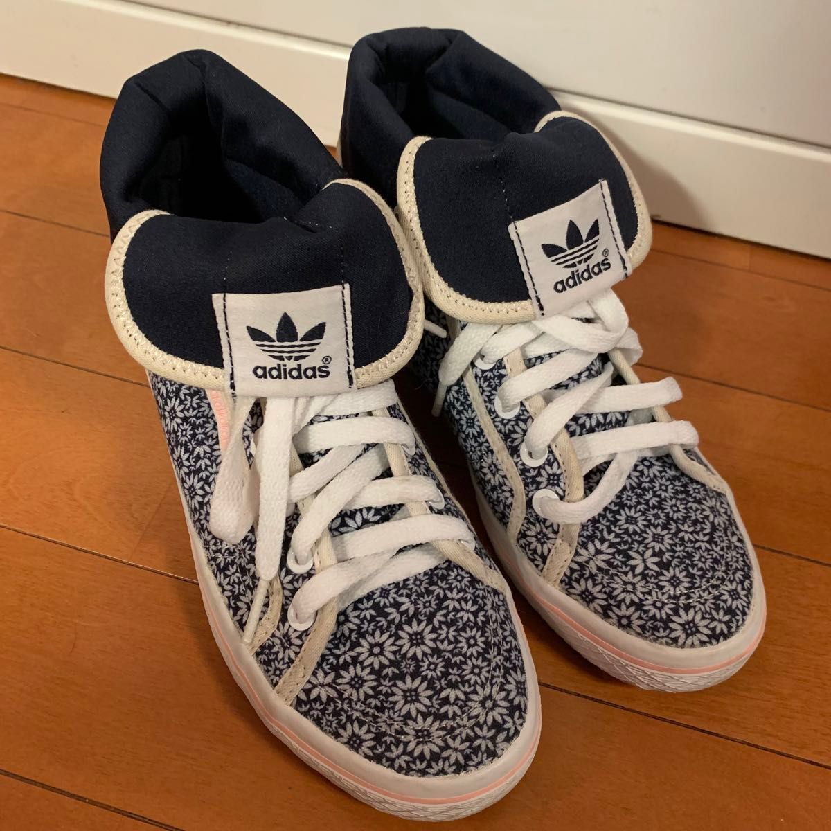 adidas アディダス ハイカットスニーカー ブルー 花柄スニーカー adidas アディダス ハイカットスニーカー ブルー 花柄スニーカー