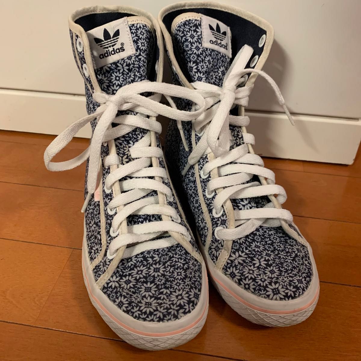 adidas アディダス ハイカットスニーカー ブルー 花柄スニーカー adidas アディダス ハイカットスニーカー ブルー 花柄スニーカー