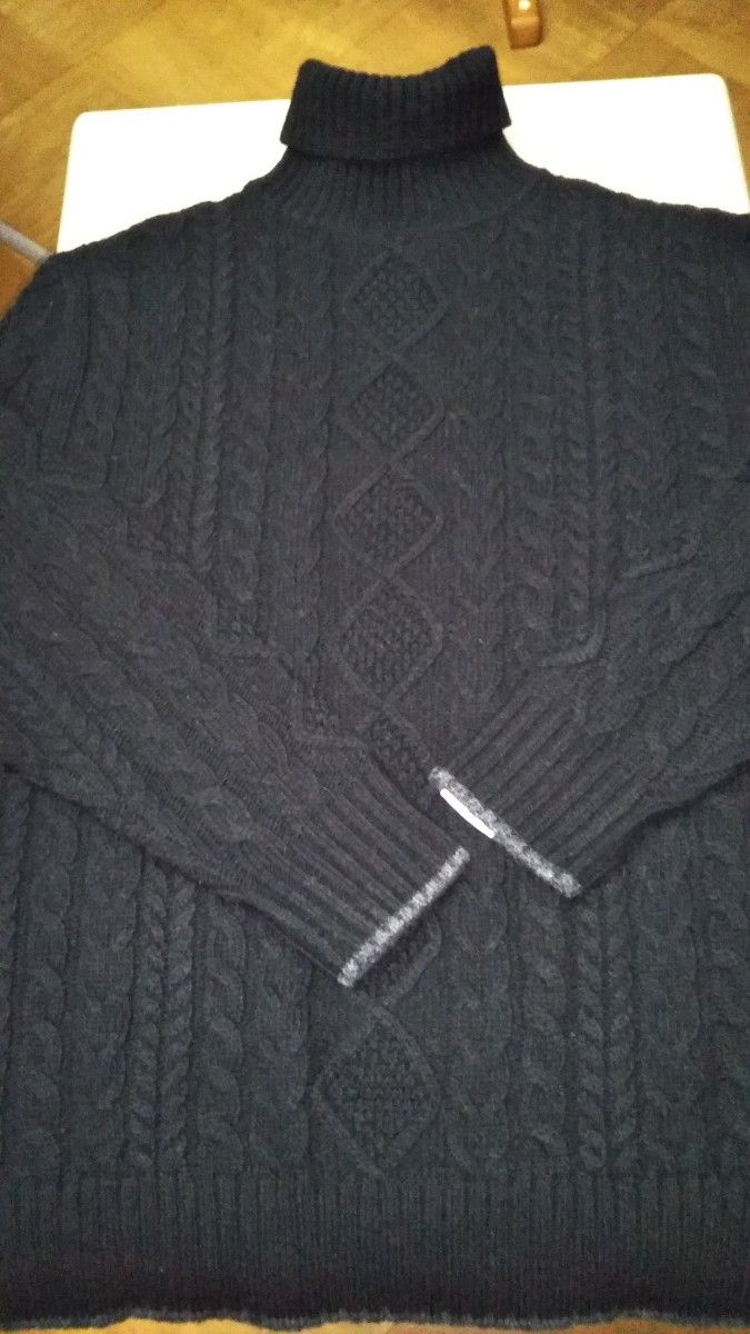 新品の クロコダイル 黒色 M サイズ タートルネックの冬物セーター 