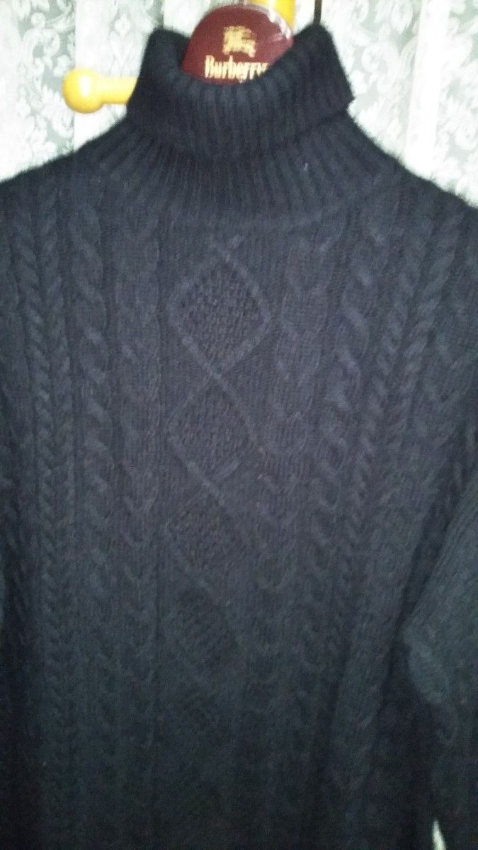 新品の クロコダイル 黒色 M サイズ タートルネックの冬物セーター 