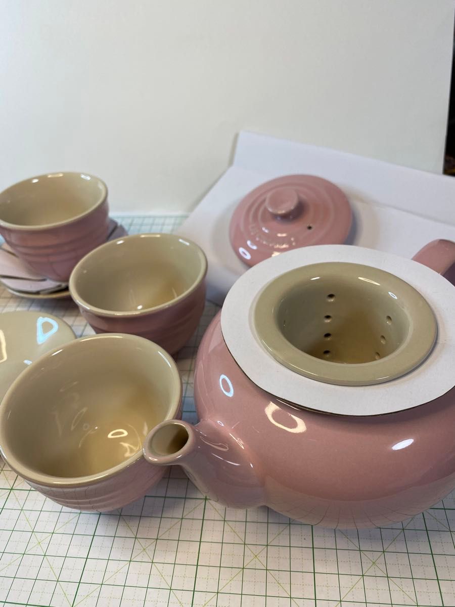 LE CREUSET (ルクルーゼ) ティーセット ピンク ポット1・カップ4・ソーサー4