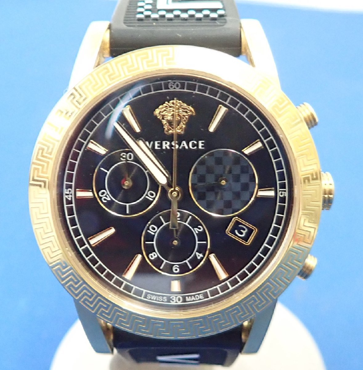 ◎VERSACE　ヴェルサーチ　腕時計　VELT00119　クォーツ　ブラックラバーベルト　ゴールドカラー　クロノグラフ　稼働品