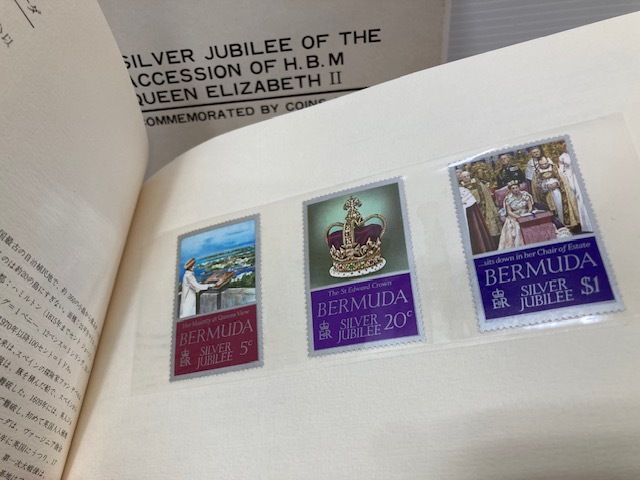 3762* 英国 エリザベス二世女王陛下 御在位25周年 記念貨幣と記念切手 アルバム ケース付 未使用品 ケース付 未使用品_画像6